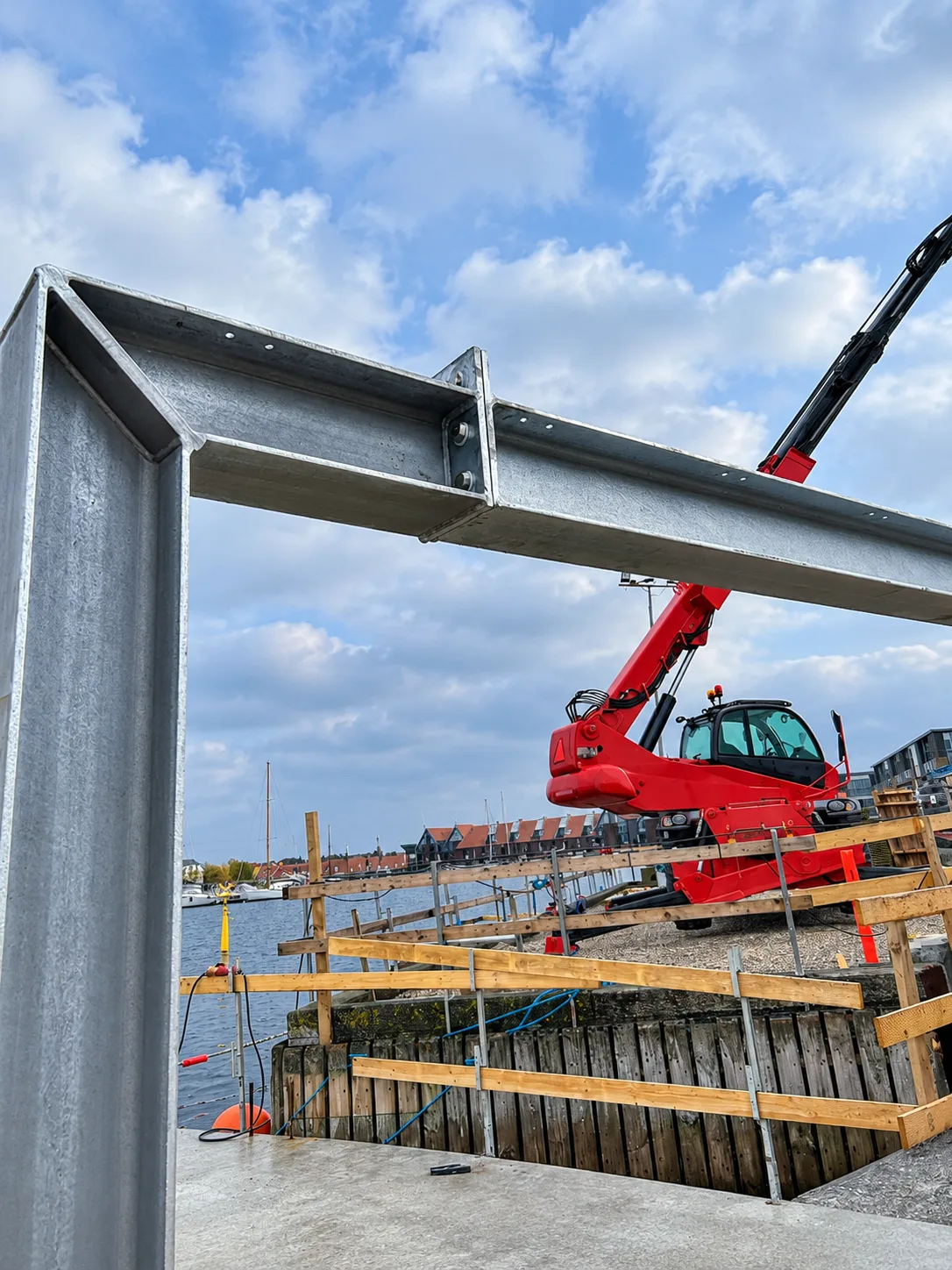 Hot-dip galvanised steel beam with connection on the construction site at Frederikssund Harbour