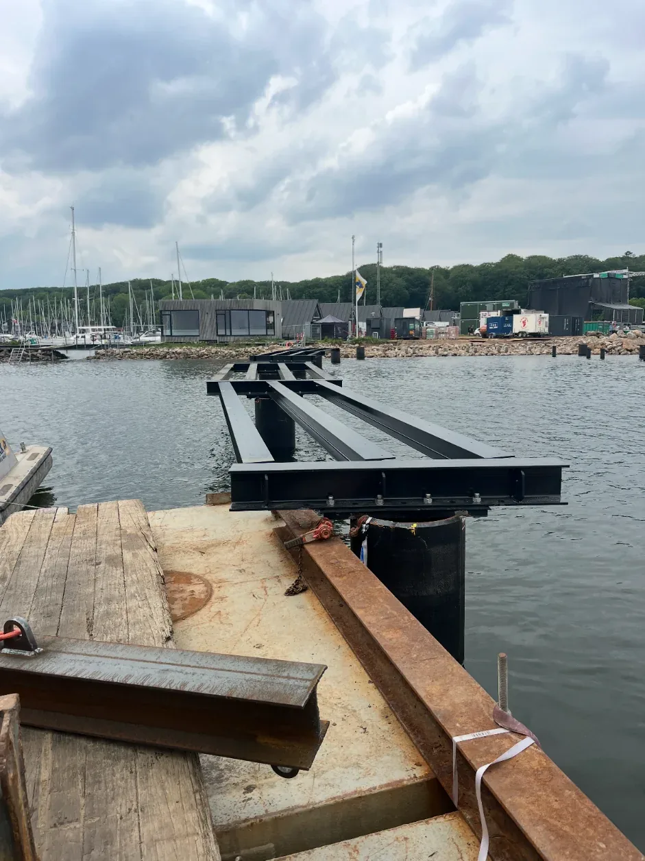 Montage af hovedbjælker fra arbejdsplatform i havnen